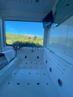 Highland Stays - Ben View Studio Pod & Jacuzzi Bath